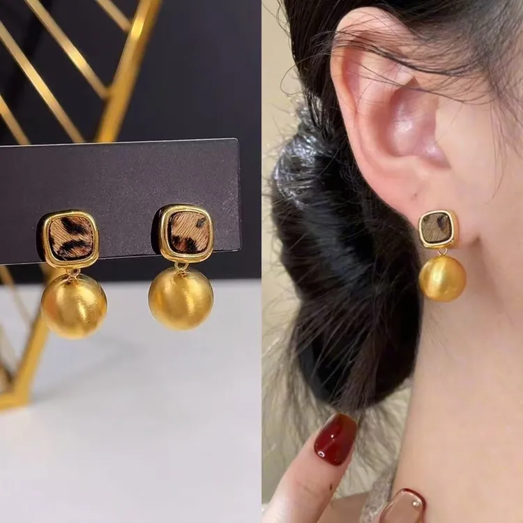 铜合金耳饰 秋冬豹纹金色方形拉丝球球耳环吊坠女2025年新款