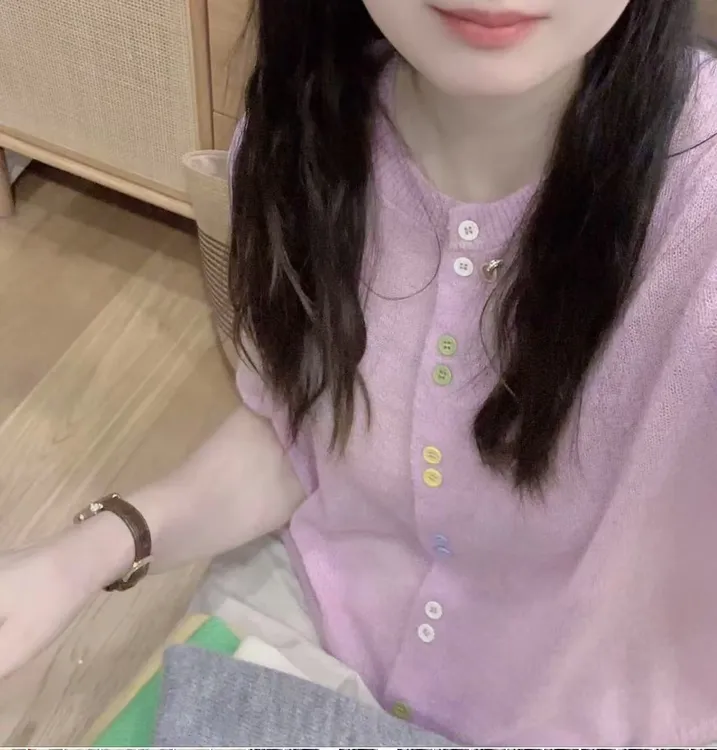 七言家巨好看！ins穿搭#初秋粉紫五彩扣短袖开衫@