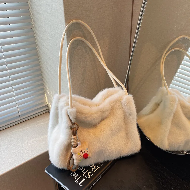 冬季新款毛绒水桶包女2025时尚洋气高级感单肩包小众潮流休闲女包