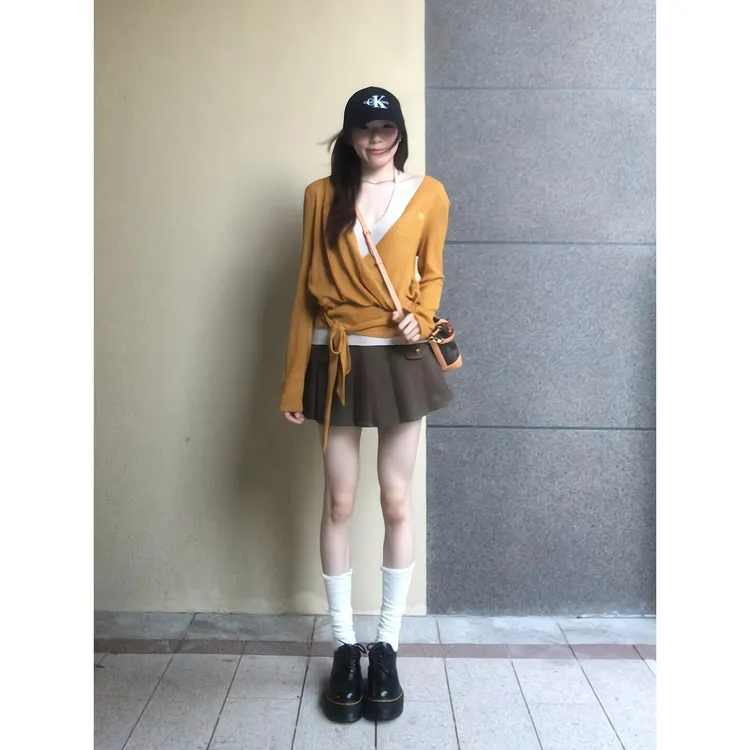 秋季针织衫长袖挂脖设计感上衣内搭打底两件套半身裙百褶裙短裙女
