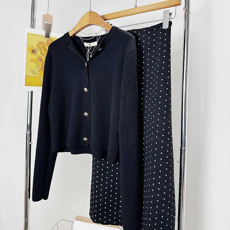 针织纽扣开衫上衣+黑色波点半身裙女2025秋冬新款小香风两件套装