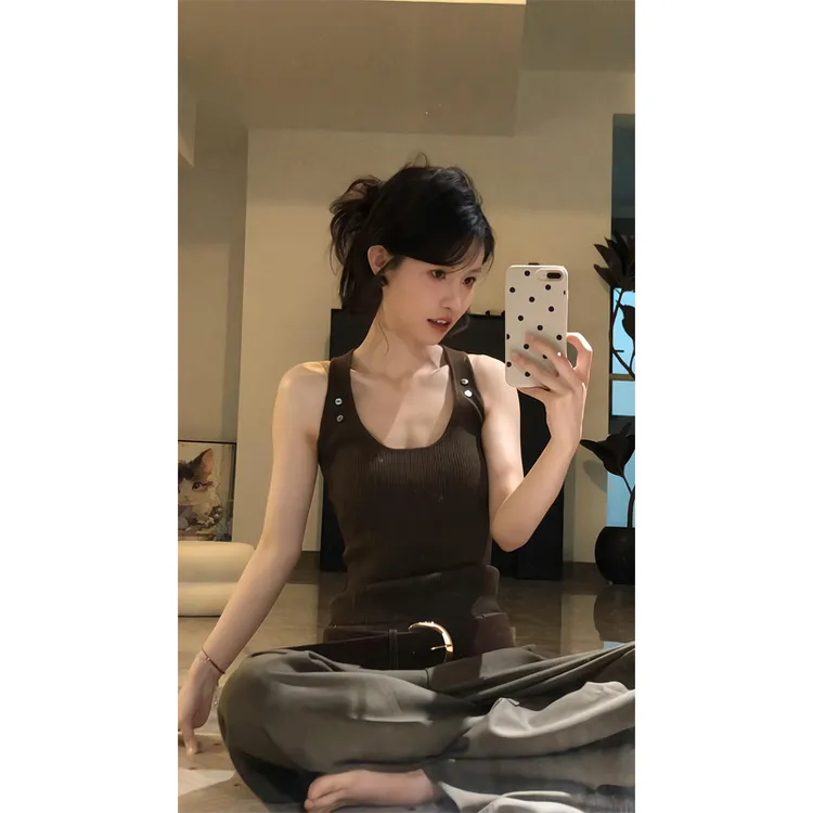 辣妹纽扣点缀U领吊带背心上衣女装洋气时髦气质休闲慵懒阔腿裤