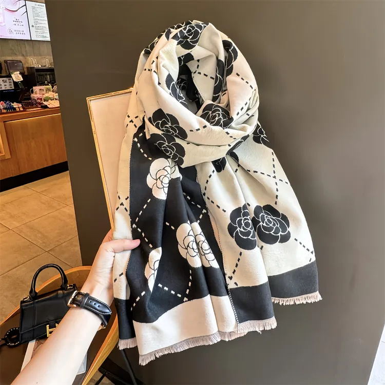 Miss both2025新款小香风格山茶花围巾女秋冬百搭女保暖围脖披肩