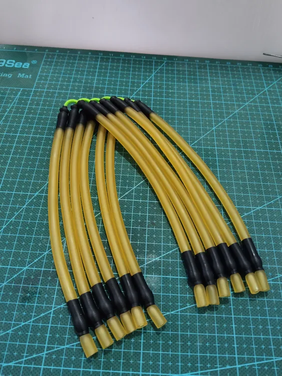 滑轮弹弓搭配高回弹皮筋及顶卡皮筋耐用实用