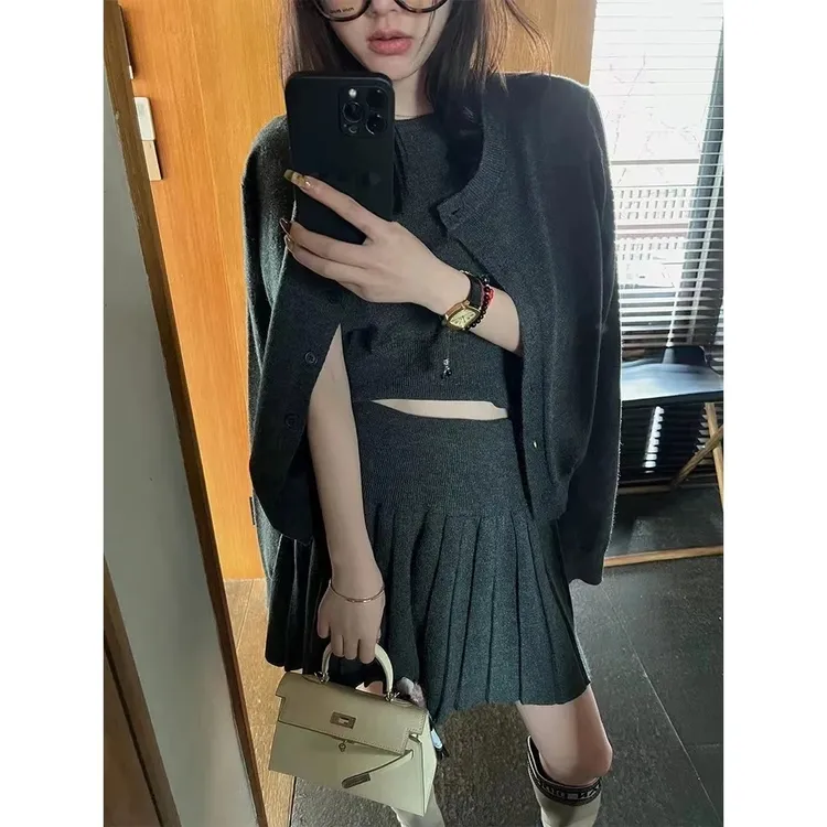 时尚针织开衫短袖套装女秋冬季新款显瘦气质软糯百褶半身裙三件套