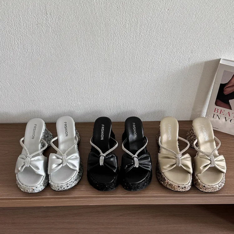 厚底松糕鞋防水台粗跟凉鞋女2025夏季新款百搭绝美水钻一字凉拖鞋