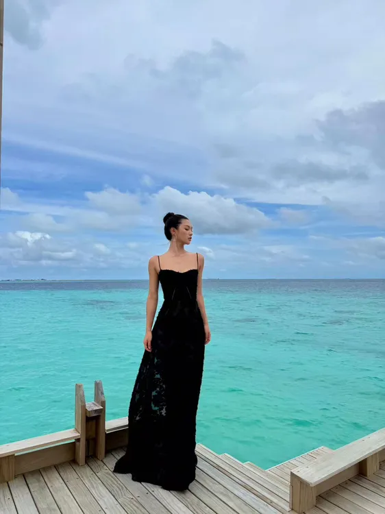 YoungerLady小心机黑色透视吊带连衣裙house同款露背内搭礼服