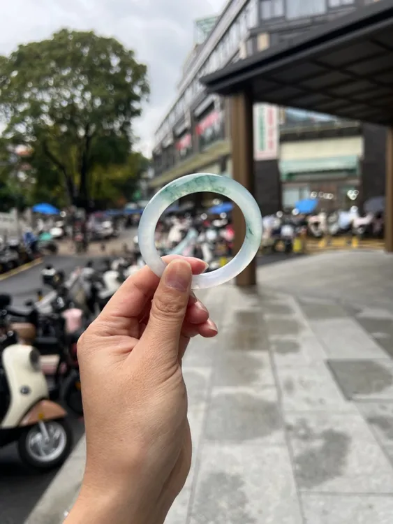 冰种圆条飘花翡翠冰透女款