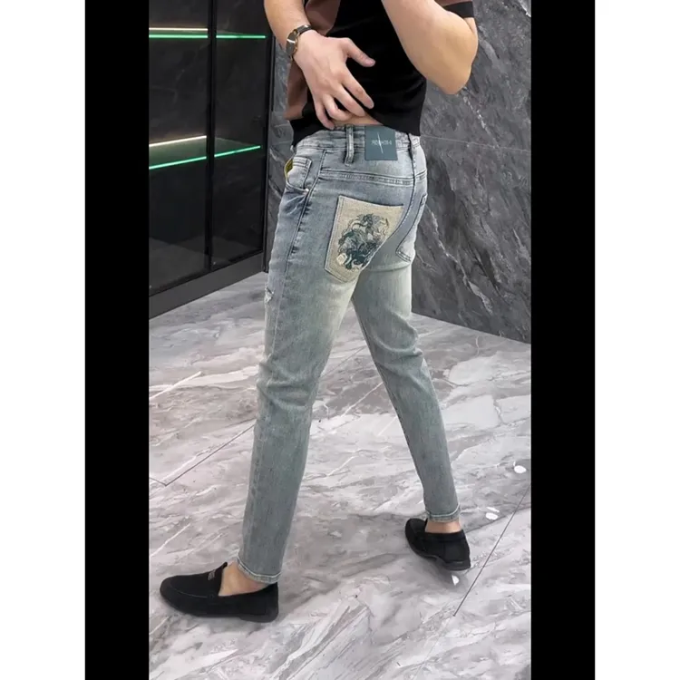 春夏欧货刺绣修身小脚弹力破洞牛仔裤男时尚休闲外穿帅气百搭长裤