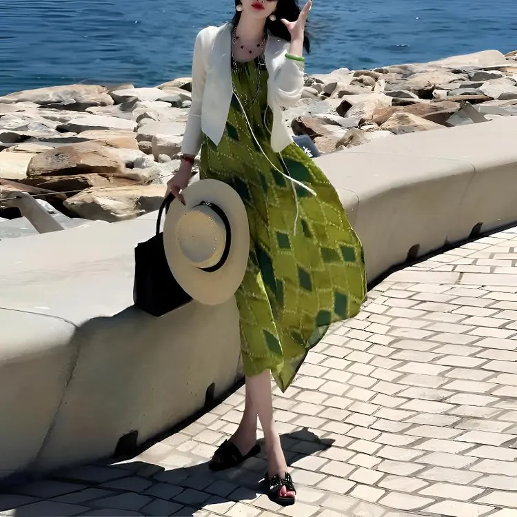 高级复古风绿色吊带连衣裙女2025夏季新款长裙显瘦遮肉度假裙子女