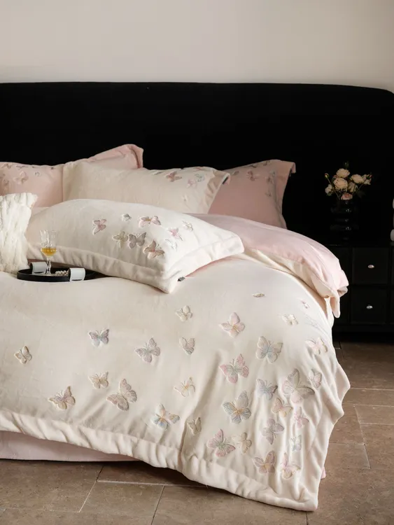 富安娜冬季加厚牛奶绒四件套蝴蝶刺绣保暖被套床上用品床单床笠款