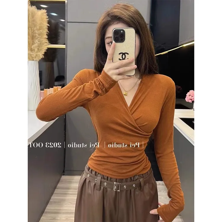 纯欲性感交叉V领长袖磨毛上衣女秋冬新款修身显瘦褶皱内搭打底衫