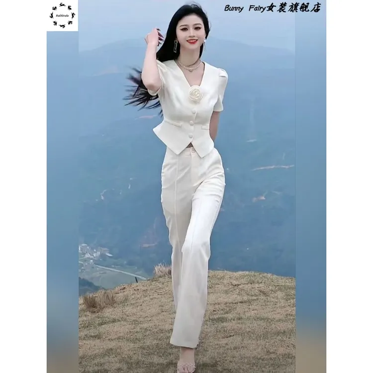 高端网红爆款2025夏季新款法式领花V领显瘦短袖+微喇裤时尚套装女