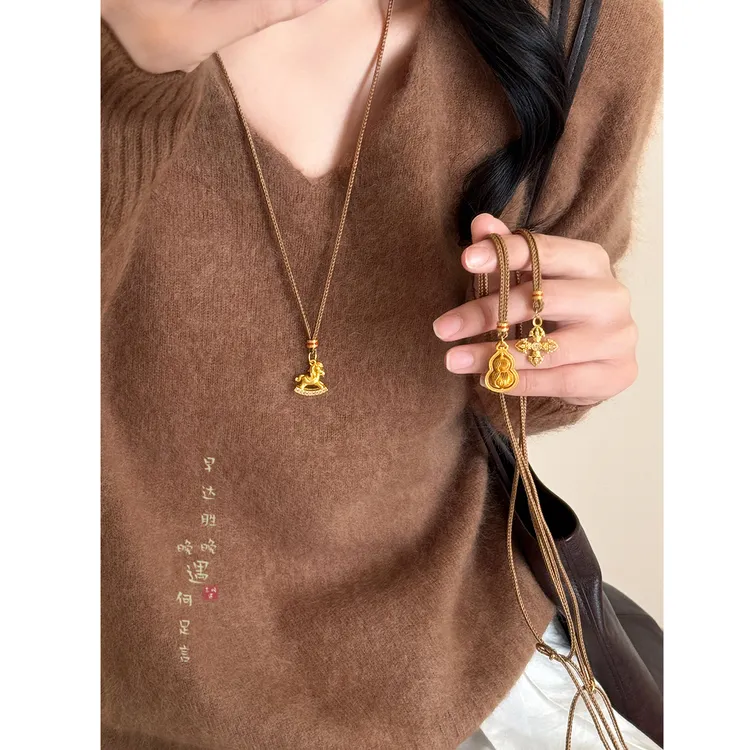 铜布艺项链 金色小马本命年吊坠项链女秋冬高级感轻奢毛衣链配饰
