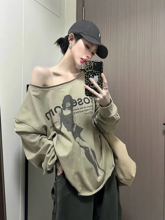 【刘淼淼专属】美式复古人像印花做旧长袖打底衫斜肩卷边卫衣宽松女上衣