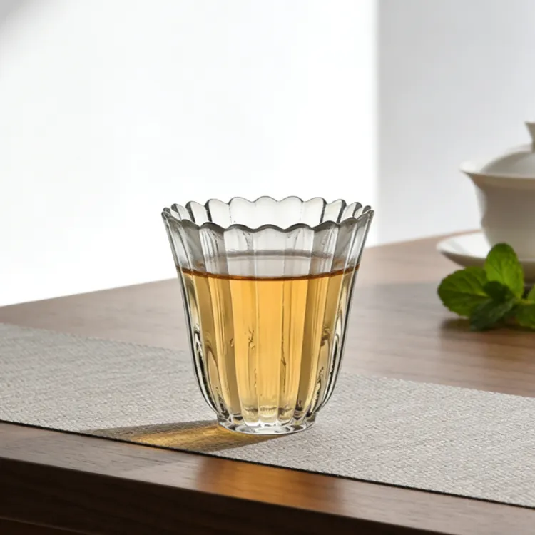 日式简约加厚耐热透明玻璃小茶杯家用品茗杯手工竖纹花瓣主人杯