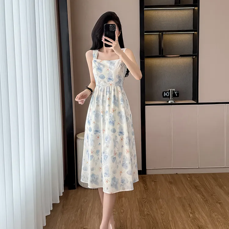 吊带碎花圆舞连衣裙夏季新款法式方领浅蓝色收腰印花中长款连衣裙