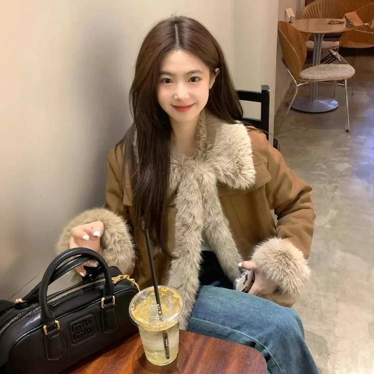2025新款美拉德复古棕色韩系外套女秋冬加厚短款拼接毛毛上衣棉服
