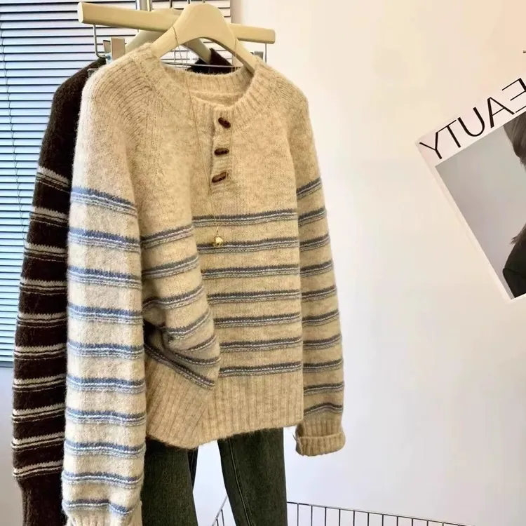 韩系chic宽松学院风百搭毛衣女秋冬新款半开领牛角扣条纹针织衫
