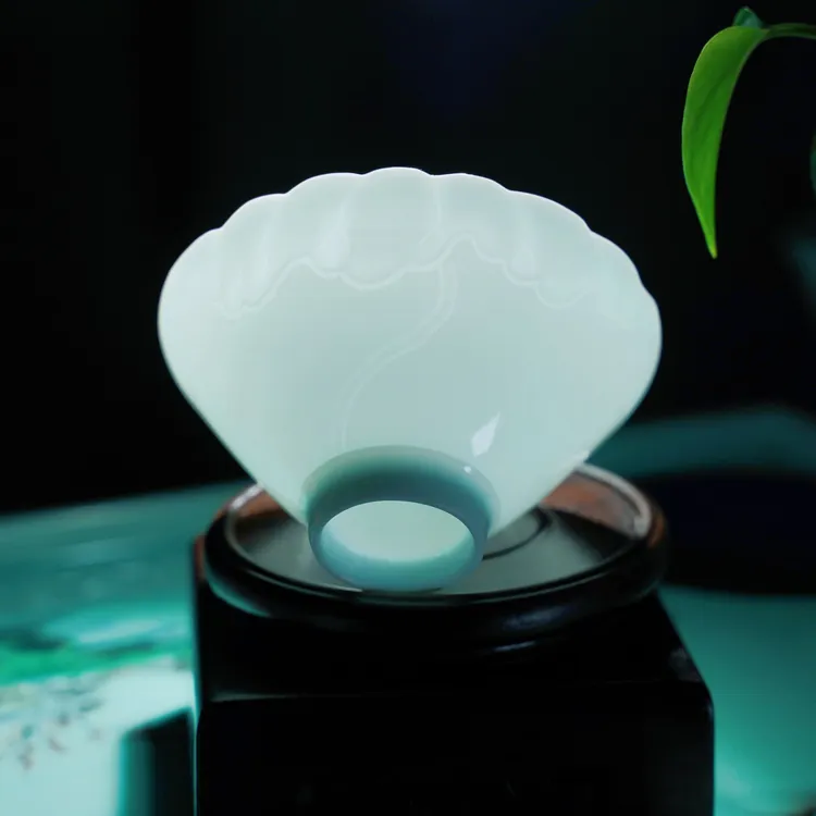 青白瓷手工雕刻荷花破口斗笠杯