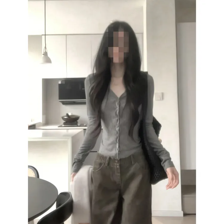 灰色T恤纽扣内搭打底针织衫V领长袖上衣弯刀工装裤子垂感牛仔裤女