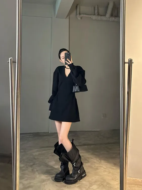 秋季港式复古百搭时尚小黑裙个性长袖V领赫本风小众连衣裙273358