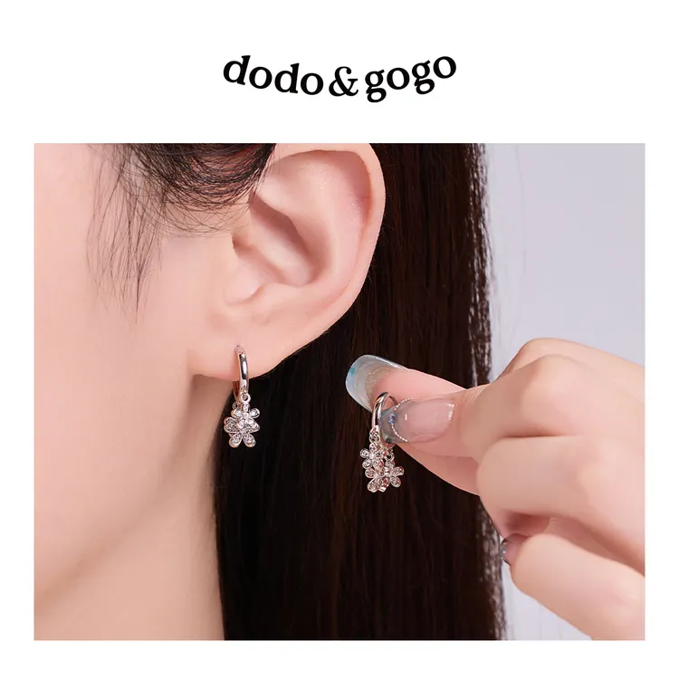 DODOGOGO 合金合成锆石耳饰 满锆三朵小花耳扣小众设计高级感耳环