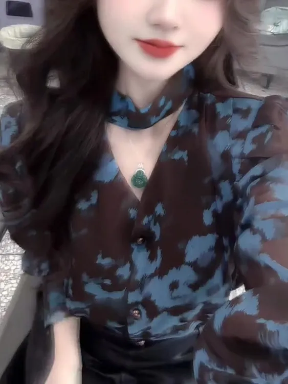 轻熟风气质蓝色印花上衣女2025年秋季新款高级感薄款飘带漂亮衬衫