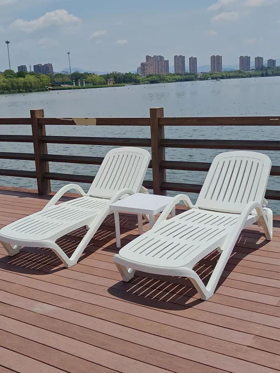 户外游泳池躺床塑料沙滩躺椅室内酒店会所水上乐园室内游泳馆躺椅