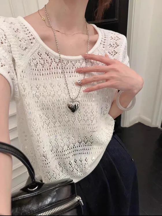 韩版2026年春夏设计感背面纽扣镂空飞飞袖亮片甜美气质上衣H8-20