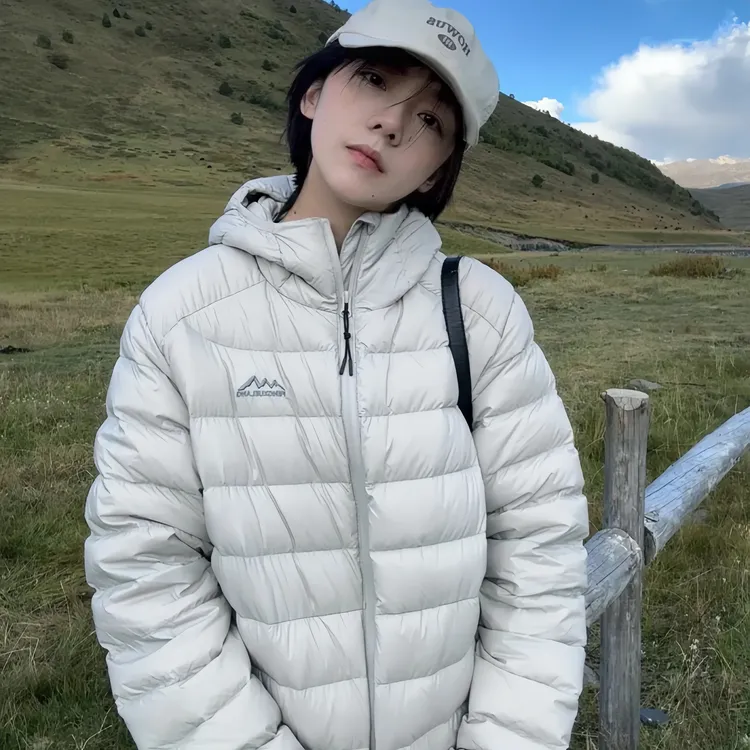 2025冬新款排骨羽绒服女白鸭绒情侣轻薄连帽显瘦百搭小个子外套潮