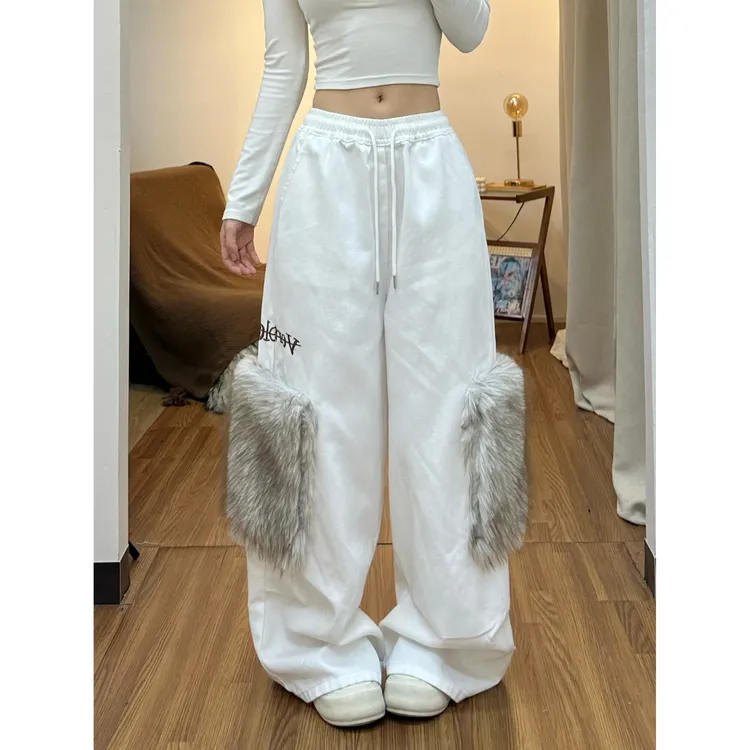 韩式白色毛绒大口袋休闲裤子女2025冬季新款宽松跳舞阔腿弯刀卫裤