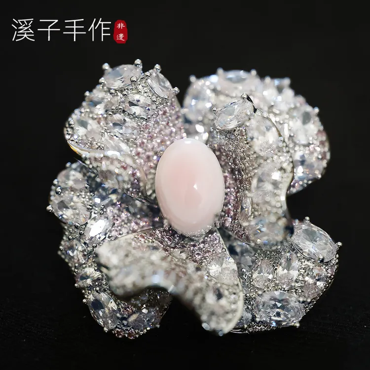 铜锆石胸针 粉蕊朝露微镶女王花朵胸花奢华大衣优雅西装配饰别针