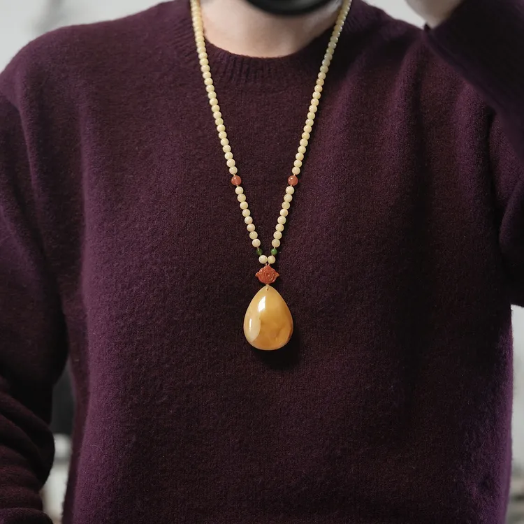蜜蜡吊坠水滴毛衣链满蜡妖花天然原矿俄料鸡油黄无优化精美百搭