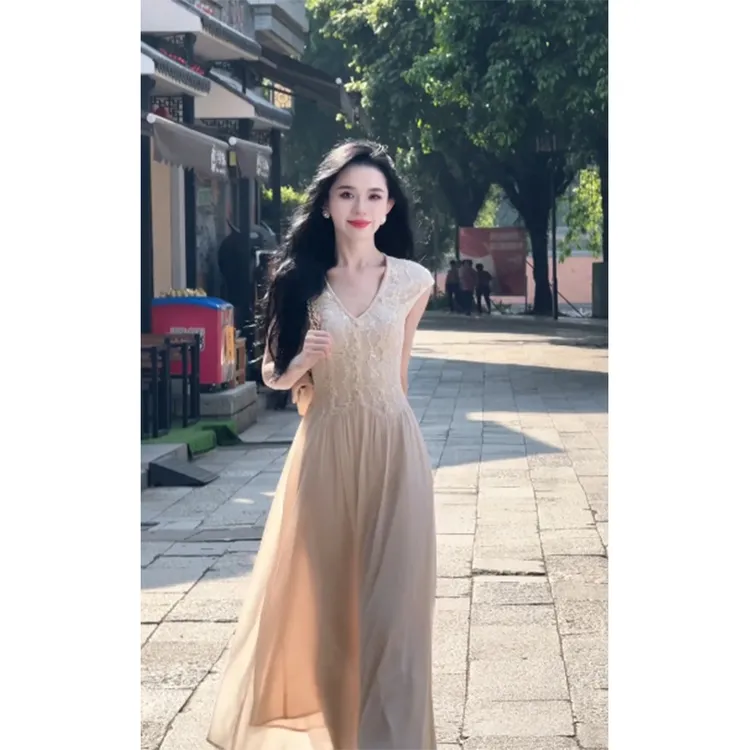 2025夏季新款时尚高级感修身显瘦法式气质温柔风轻奢短袖连衣裙女