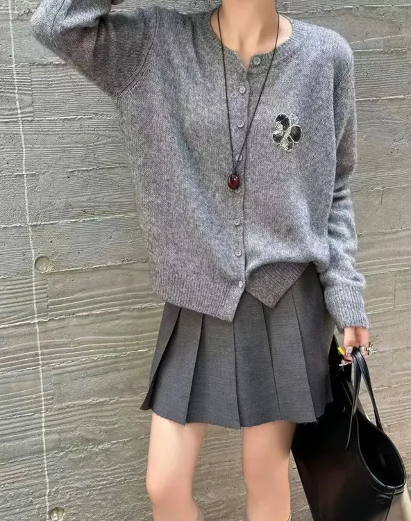 重工刺绣羊毛衫女2025秋冬新款圆领针织百搭开衫