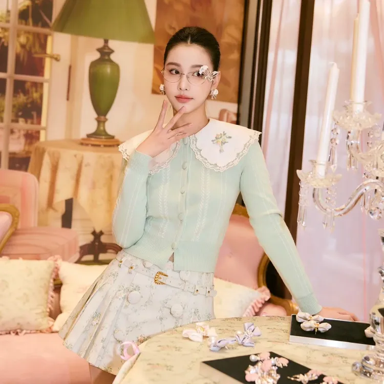 YOYO高定（花房小唏）26春浅绿色撞色刺绣大翻领钉珠针织长袖开衫