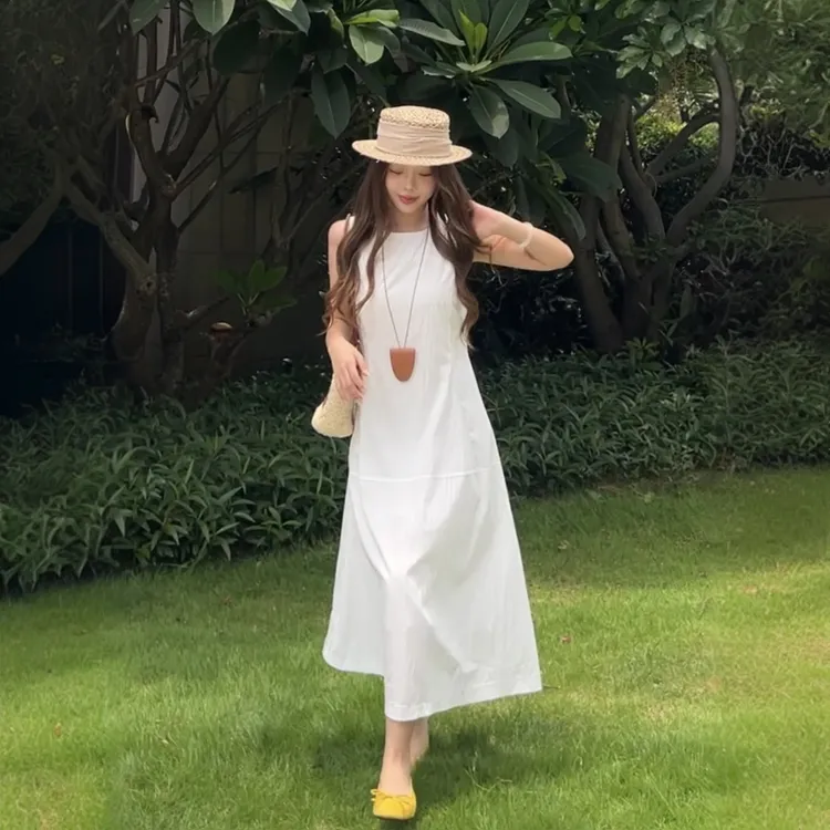 花苞白色无袖背心连衣裙2025夏季新款小个子黑色通勤收腰显瘦长裙