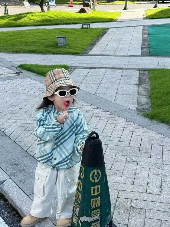 韩国童装冲锋衣春秋装男女童时髦潮酷格纹设计两面穿连帽风衣外套