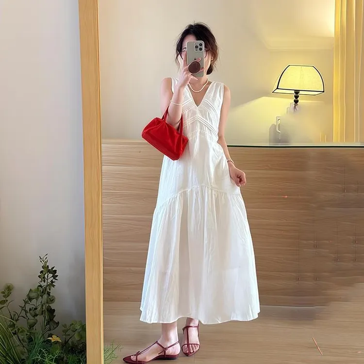 2025夏季新款设计感小众度假温柔风刺绣显瘦收腰无袖v领连衣裙女