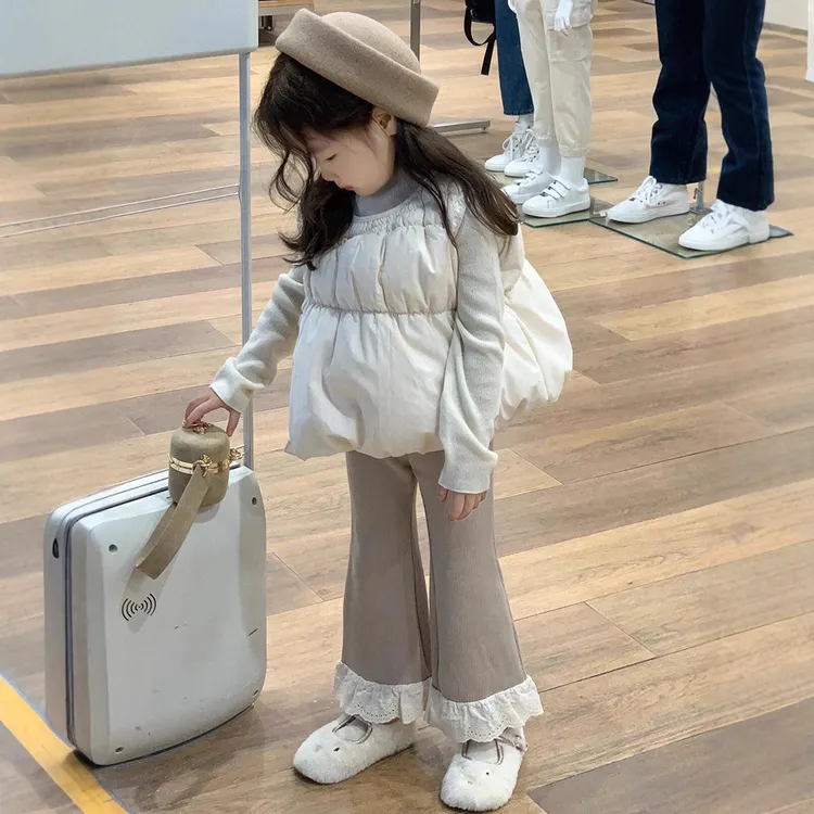 小思家女童2025冬季新款韩版洋气花苞马甲毛线打底加绒喇叭裤套装