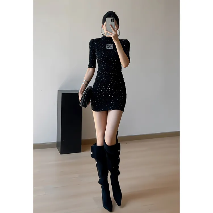 夜后华章满天星烫钻黑色半高领连衣裙女捏褶遮肉修身显瘦包臀短裙