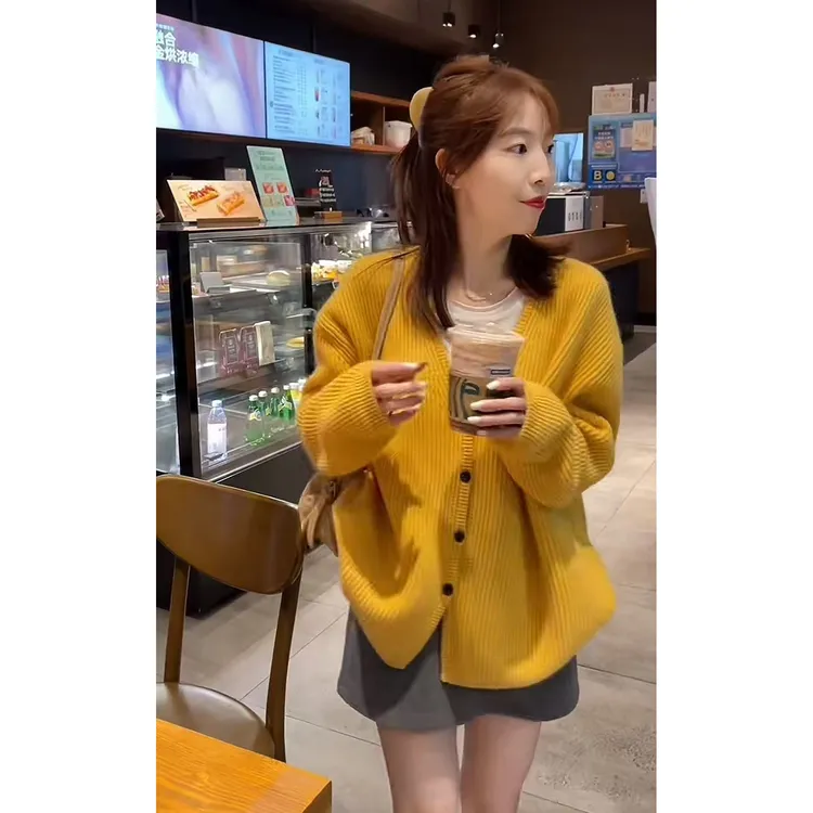 溪溪靓衫秋冬黄色坑条V领单排扣韩版针织开衫＋短款半身裙套装