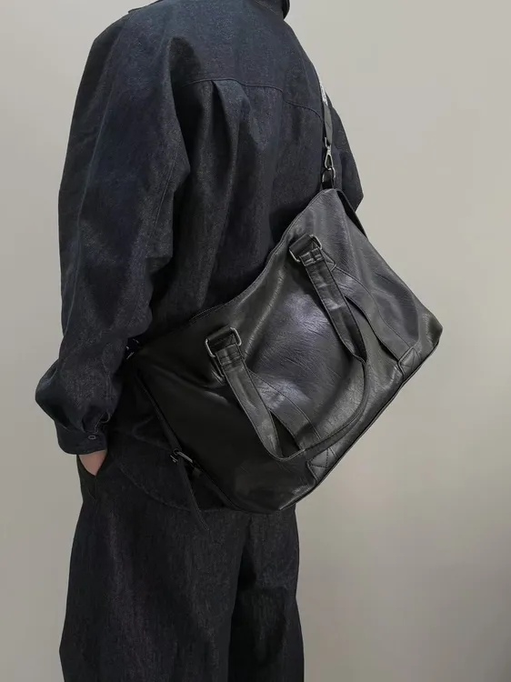 复古潮酷行李袋旅行包大容量托特包黑色皮质单肩斜挎包通勤大包