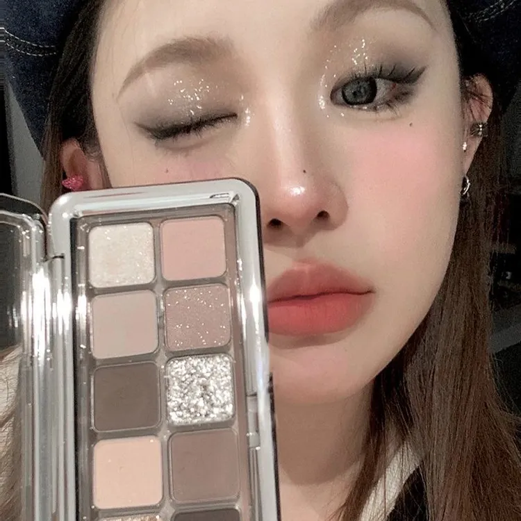 2025爆款眼影情绪框架12色眼影盘哑光秋冬提亮学生便携平价推荐