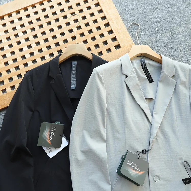 茑系意单 新款网格锦氨面料 全压胶男士休闲户外西装外套两粒扣