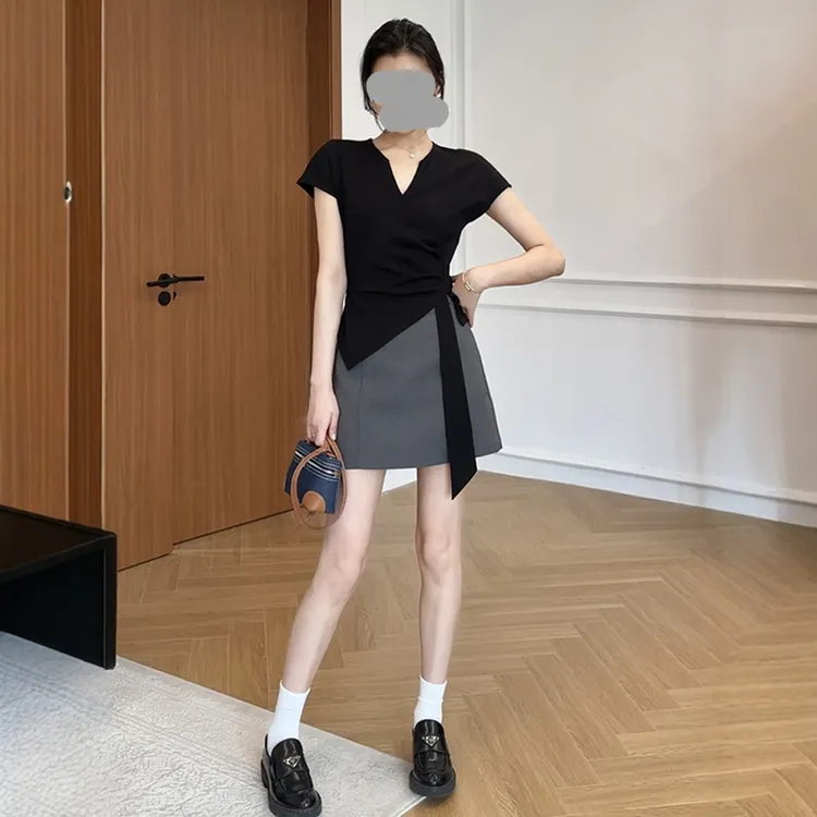 大码时尚设计感V领正肩短袖t恤女夏季胖mm收腰显瘦超好看套装潮