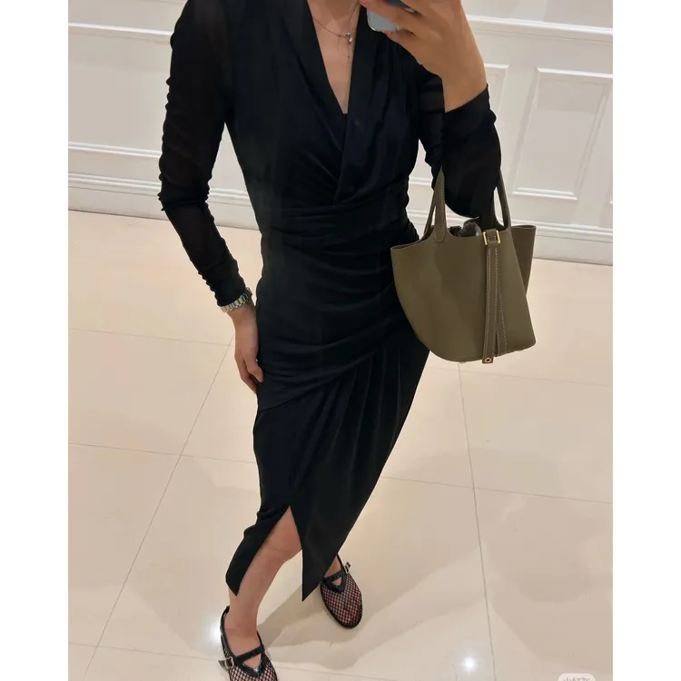 25新款DV家气质修身显瘦V领黑曜石纯色裹身连衣裙