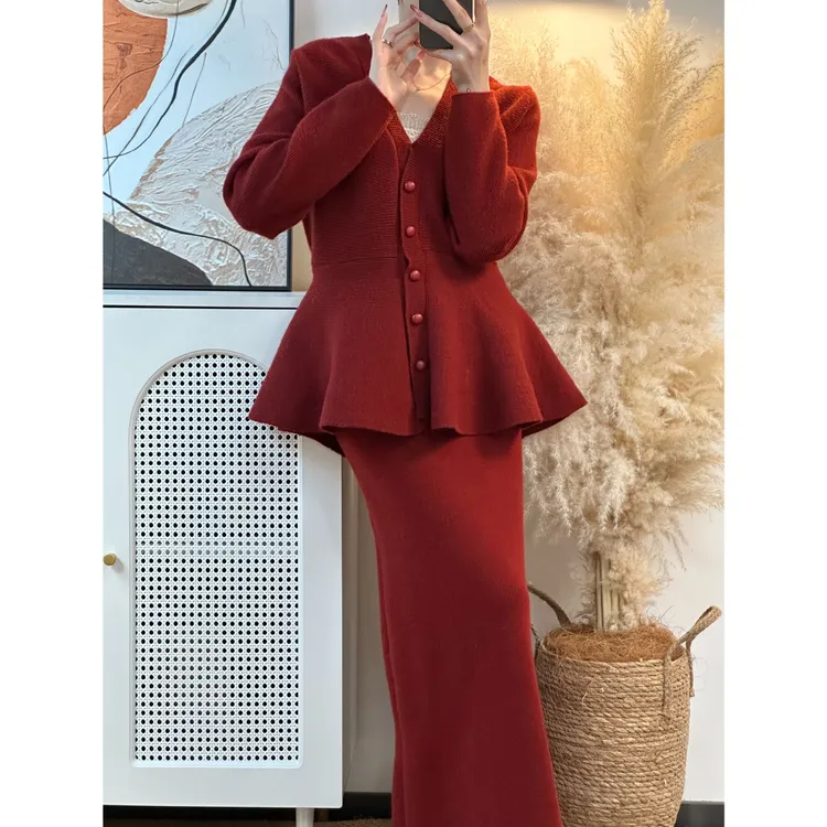 2025新款毛衣套装红色毛衣遮肉针织鱼尾开衫配修身半身裙