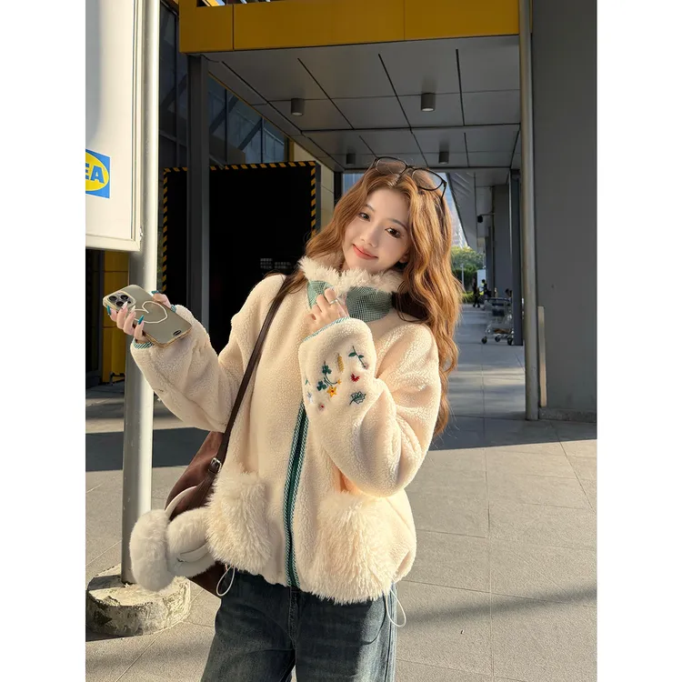 香山树雪花 精致绣花仿羊羔毛毛领短外套加厚秋冬
